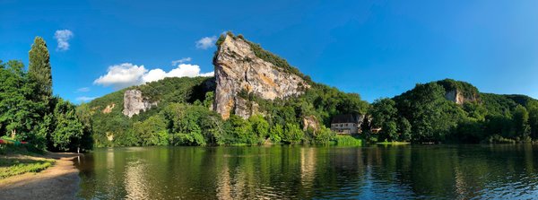 Comment organiser un séjour en Dordogne avec des ateliers de sculpture sur pierre et des visites de grottes préhistoriques?